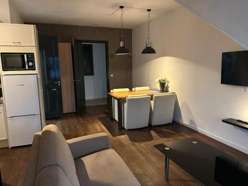 ein Wohnzimmer mit einem Sofa und einem Tisch in der Unterkunft B&B Santorini in Maasbree