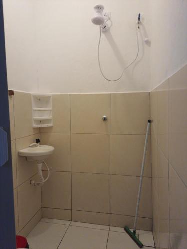 a bathroom with a shower and a sink at Pousada Point da Nanda in Juazeiro do Norte