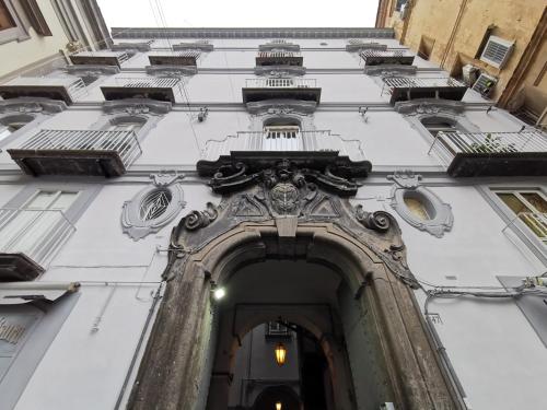 una entrada a un edificio blanco con puerta en Casa Vacanze Oikia-Girasole, en Nápoles