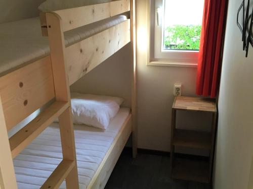 パラモスにあるGreenchalets Costa Brava Palamosのベッドルーム1室(二段ベッド2台、窓付)が備わります。