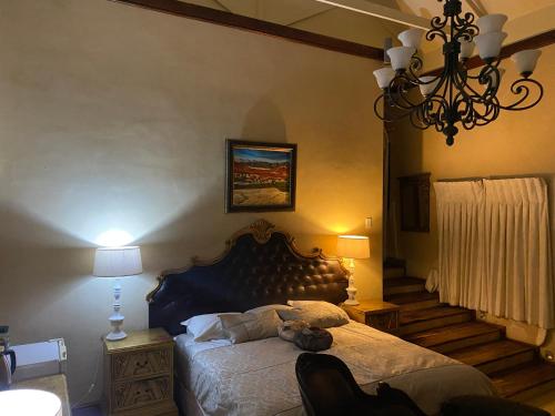 um quarto com uma cama com um bicho de peluche em Sweet Dreams Guest House em Melkbosstrand