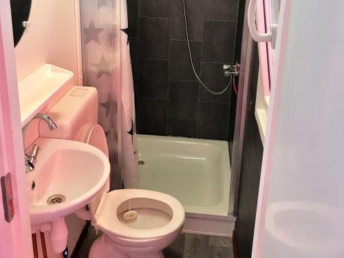 y baño con lavabo, aseo y ducha. en Greenchalets Costa Brava Palamos, en Palamós
