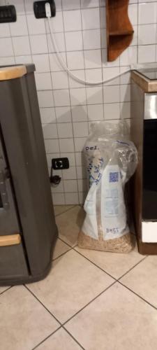 a kitchen counter with a bag ofadobeadobeadobeadobeadobeadobeadobeadobeadobe at Appartamento Vacanze Malù in Moneglia