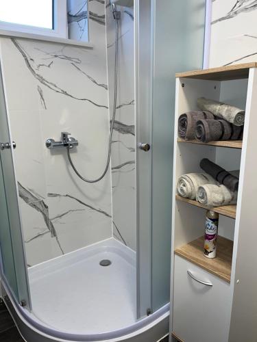 eine Dusche mit Glastür im Bad in der Unterkunft ViSTAMaRE Apartment in Opatija