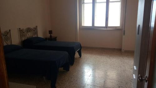 ガリポリにあるGallipoli Lungomareのベッド2台、ソファ、窓が備わる客室です。