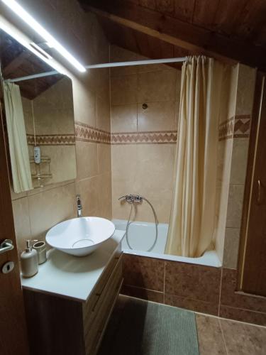 Bilik mandi di Σύγχρονη αγροικία