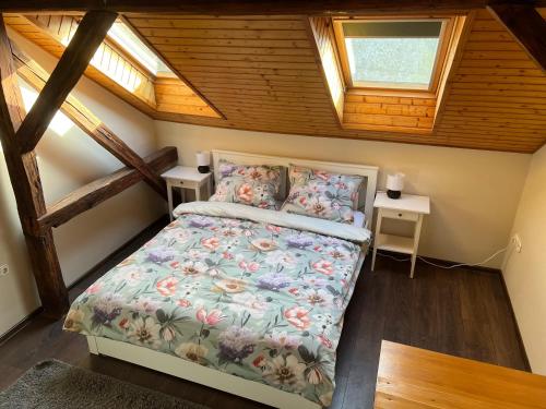 ein Schlafzimmer mit einem Bett im Dachgeschoss in der Unterkunft Klimó apartment in Pécs