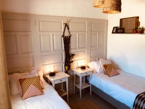 2 Betten in einem Zimmer mit Beleuchtung in der Unterkunft Bodega Botanica - Shared Pool - Central Island Location - 10 mins drive to Famara and La Santa in Tiagua