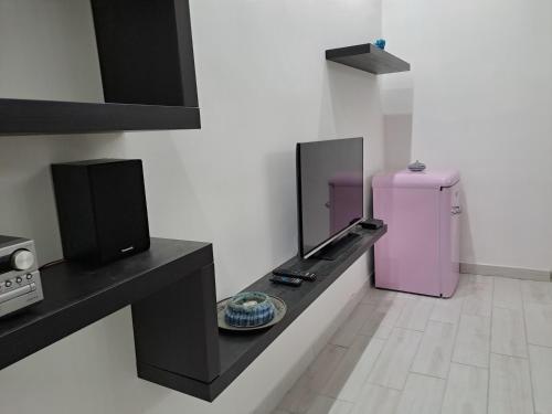 een keuken met een roze koelkast in een kamer bij Dimora Nonna Rosa in Aversa