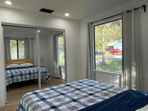 1 dormitorio con 2 camas y ventana grande en Farmhouse in Taylor, 4 min to Samsung campus, en Taylor