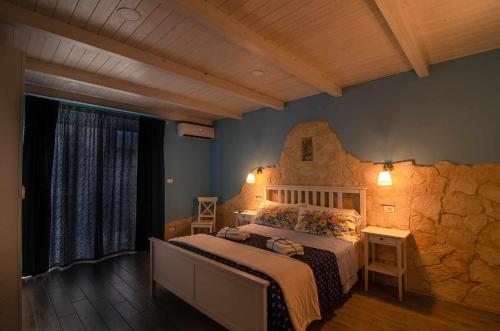 ジャッレにあるCasa della Perlaの石壁のベッドルーム1室(ベッド1台付)