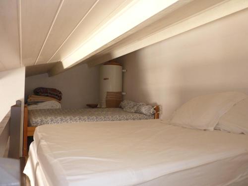 une chambre avec deux lits dans une pièce dans l'établissement Coquet Pavillon T2 mezzanine, Les Feulouques, Saint Pierre la Mer, à Saint Pierre La Mer