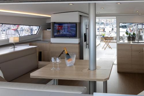 a kitchen with a table with two wine glasses on it at Magnolia House Boat in Palermo