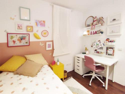 a bedroom with a desk and a bed and a desk at Vivienda con encanto en Tarragona (a 5 min playa) in Tarragona