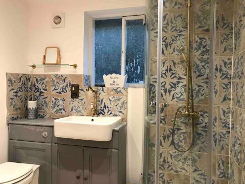 Ένα μπάνιο στο Priory Meadow Cottage