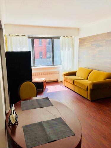 sala de estar con sofá y mesa en Stylish Montreal Apartment: Comfortable Stay in the Golden Square Mile, en Montreal
