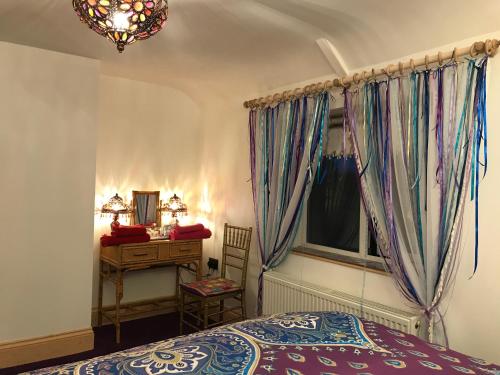 Ένα ή περισσότερα κρεβάτια σε δωμάτιο στο Priory Meadow Cottage