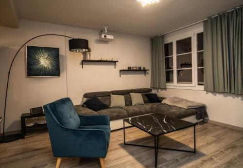 - un salon avec un canapé et une table dans l'établissement Joli T2 proche du métro avec vue Tour Eiffel, à Issy-les-Moulineaux