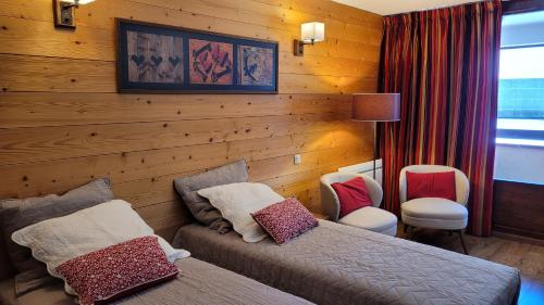 1 dormitorio con cama, sofá y sillas en Crocus Résidence Cybele en Brides-les-Bains