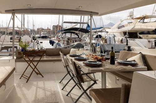 una mesa en un barco en un puerto deportivo en Magnolia House Boat, en Palermo
