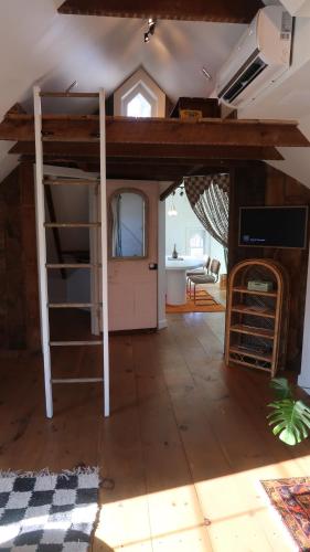 Honey BrookCreative Private Attic 1br Suite的一间带双层床的房间和一间客厅