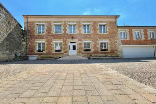Photo de la galerie de l'établissement Gîte des 40 écus - Maison de maître 10 personnes, à Grandpré