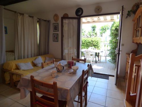 un salon avec une table et un canapé dans l'établissement Pavillon Studio Mezzanine, Les Patios de la Plage, Saint Pierre la Mer, à Saint Pierre La Mer