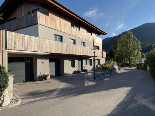 ein großes Gebäude mit einer Straße davor in der Unterkunft Central Hideaway in Maria Alm am Steinernen Meer