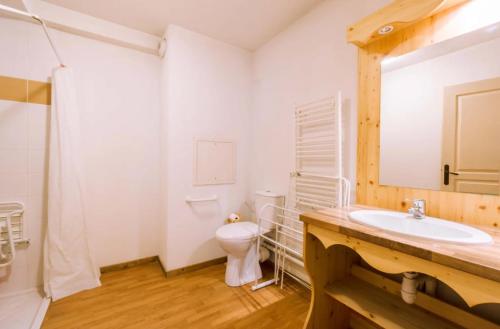 オレルにあるAppartement 2-4 pers orelle SPA inclusのバスルーム(洗面台、トイレ付)