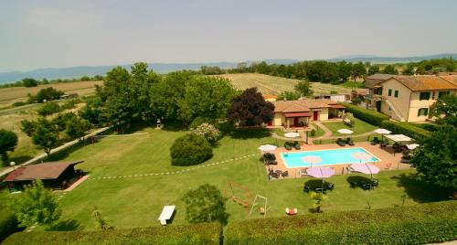 z góry widok na posiadłość z basenem w obiekcie Oasi di Agilla w mieście Panicarola