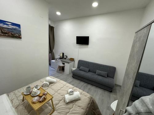 sala de estar con cama y sofá en Garibaldi guest house en Nápoles