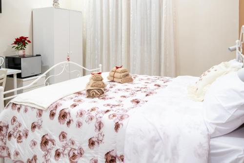 - un lit blanc avec des oreillers dans la chambre dans l'établissement TreCuori, à Naples