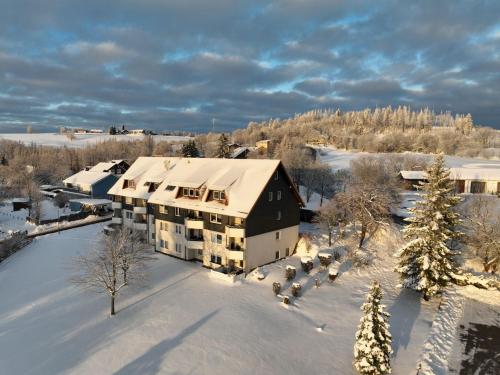 an aerial view of a building in the snow at Traumharz in Sankt Andreasberg