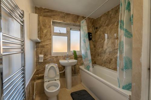 ein Bad mit einem WC und einem Waschbecken in der Unterkunft Abdon house in Birmingham
