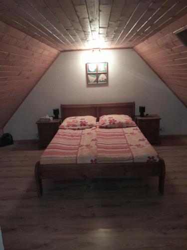 een slaapkamer met een bed op zolder bij Domček KaMi in Kráľová Lehota