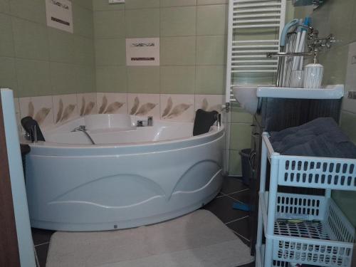 ein Badezimmer mit einer Badewanne und einem Waschbecken in der Unterkunft Domček KaMi in Kráľová Lehota