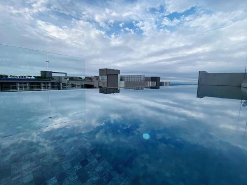 uma piscina com vista para o céu em Youth City Cozy Pool View Homestay Nilai by TR em Nilai