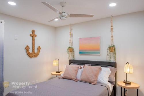um quarto com uma cama com uma âncora na parede em Manatee Point em Tampa