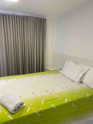 1 dormitorio con cama verde y ventana en Excelente#Metropolitan mall#Flamboyant#Jd Goiás en Goiânia