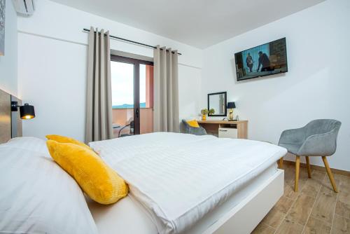 a bedroom with a bed and a desk and a chair at Apartment & rooms Vila Toplissa in Varaždinske Toplice