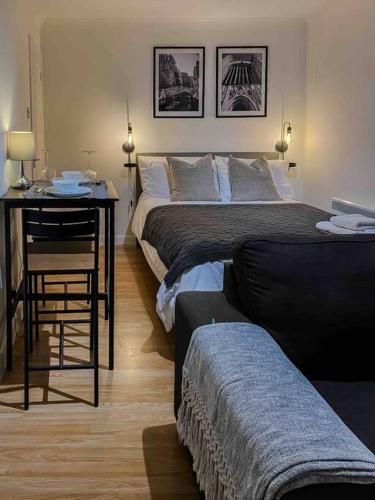 Ένα ή περισσότερα κρεβάτια σε δωμάτιο στο Cozy studio near train station