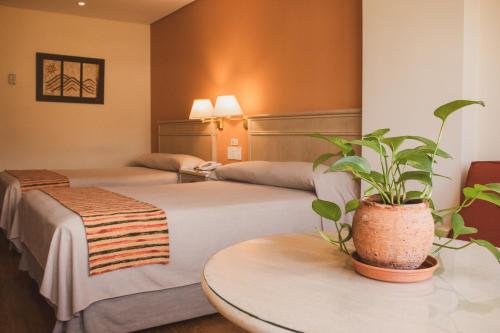 Una cama o camas en una habitación de Casa Real Hotel