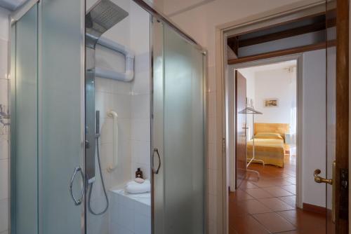 baño con ducha y puerta de cristal en La casa di Lucca - terrace and parking, en Lucca