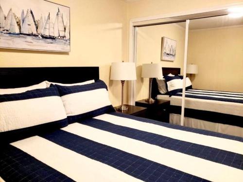 um quarto com 2 camas com riscas azuis e brancas em Peaceful Paradise em Tampa