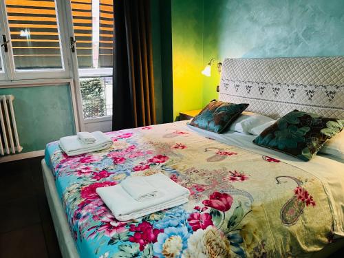 een slaapkamer met een bed met handdoeken erop bij B&B Roma in Rome