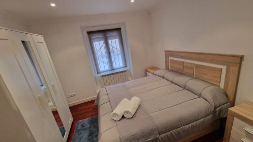 ein Schlafzimmer mit einem Bett mit einem weißen Handtuch darauf in der Unterkunft El loft de la catedral VUT-09/547 in Burgos