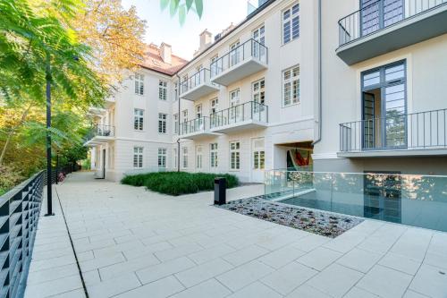 Una vista exterior de un edificio con patio. en Apartament Riverside View - PARKING FREE, en Wroclaw
