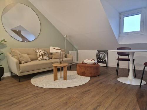 un salon avec un canapé et une table dans l'établissement Appartement Cosy Centre-Ville, à Angers
