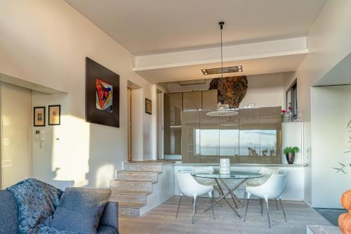een keuken en een woonkamer met een tafel en stoelen bij Rahal - Luxury house with pool - A perferfect getaway in Catania