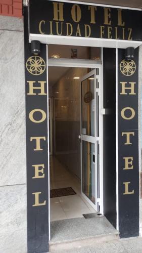 una entrada a un edificio con un letrero que lee el guildhall del hotel en Hotel Ciudad Feliz en Mar del Plata